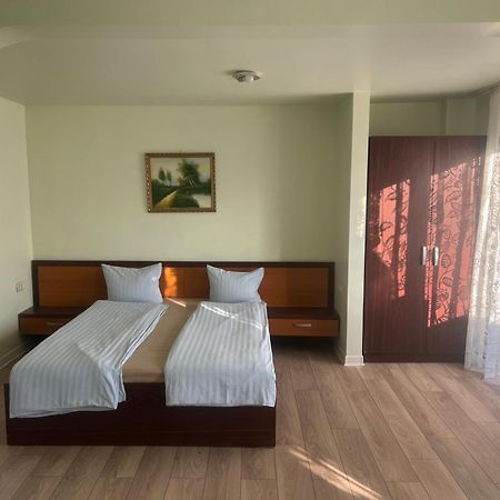 Hotel Le Baron ティミショアラ エクステリア 写真