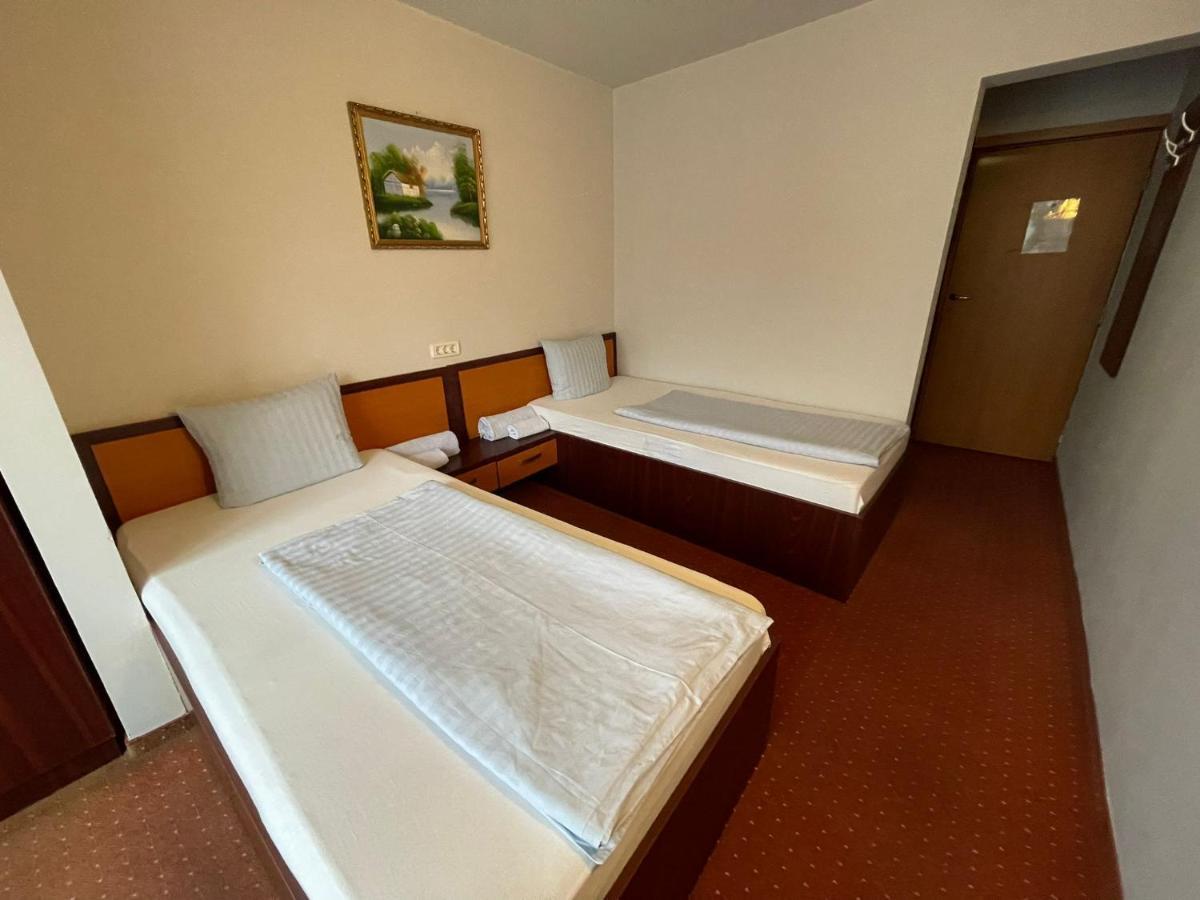 Hotel Le Baron ティミショアラ エクステリア 写真